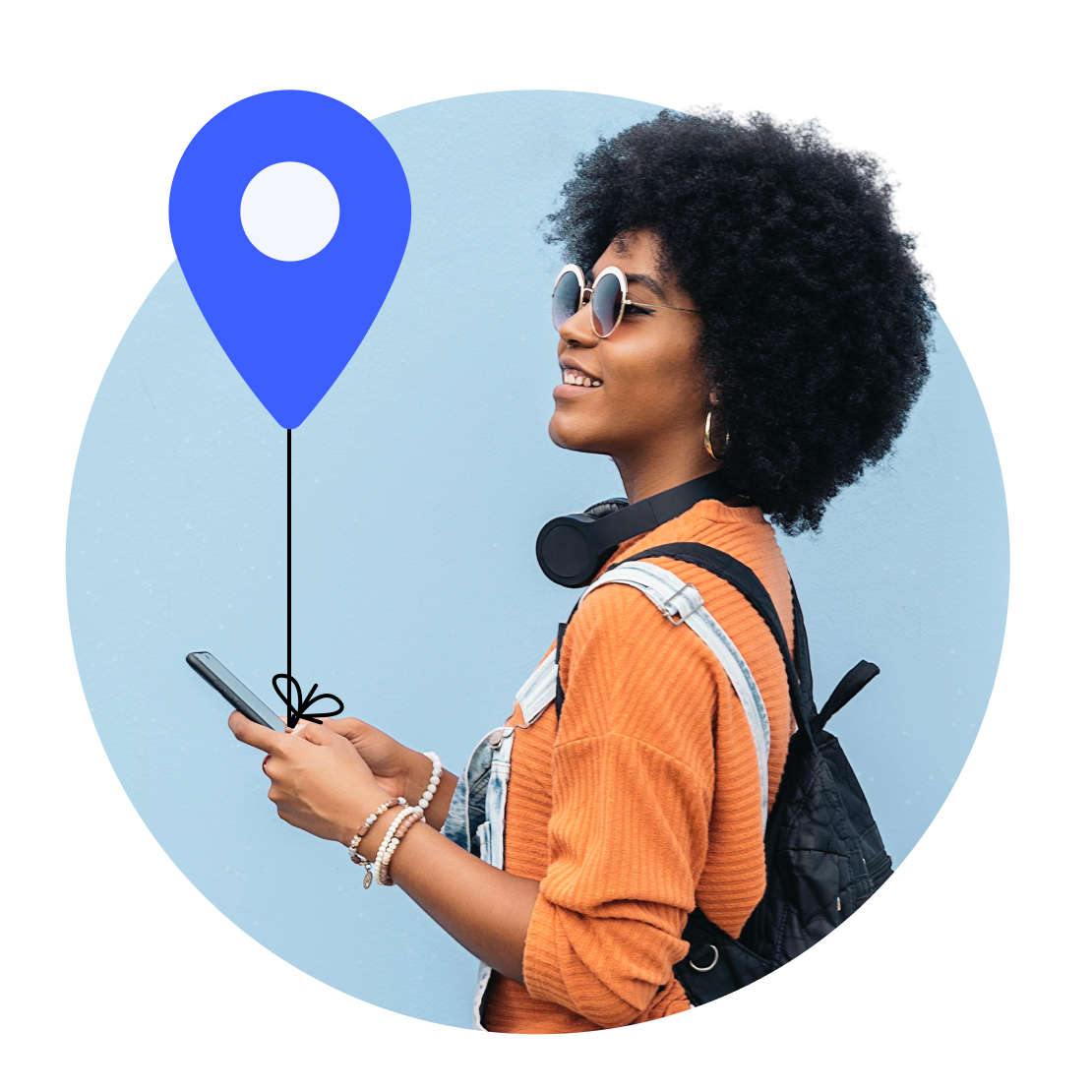 En kvinde, der bruger NordVPN's dedikerede IP på sin smartphone.