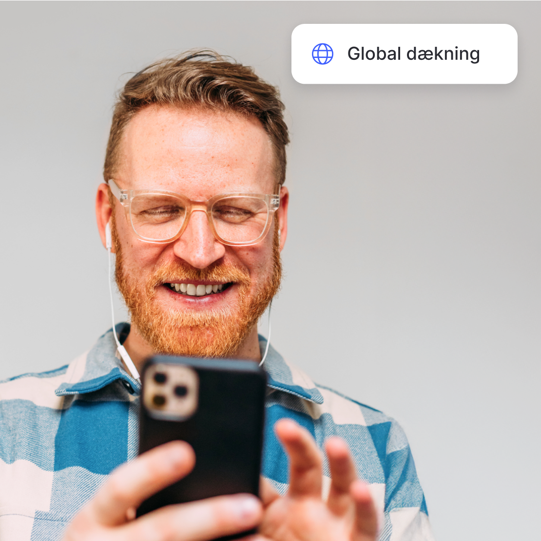 En mand, der benytter sig af global VPN-dækning på sin smartphone.